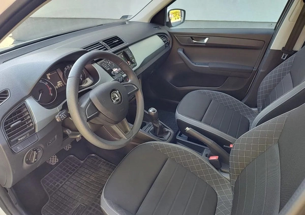 Skoda Fabia cena 38899 przebieg: 93931, rok produkcji 2019 z Urzędów małe 466